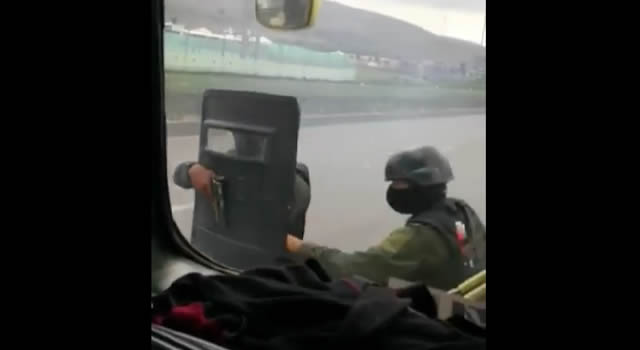 [VIDEO] Video genera polémica por supuesto asalto policial a un bus en Soacha