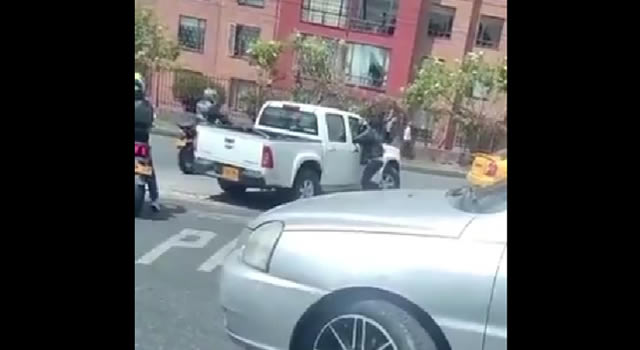 [VIDEO] Otro atraco en Bogotá, se cometió en pleno mediodía y un taxista resultó herido