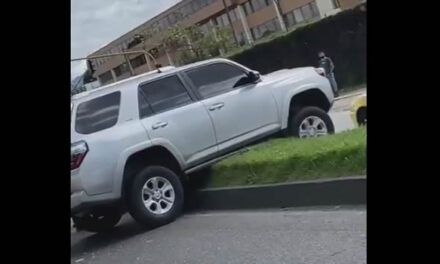 [VIDEO] Camioneta se atravesó en el separador de una vía de Bogotá y fue motivo de burlas