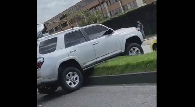 [VIDEO] Camioneta se atravesó en el separador de una vía de Bogotá y fue motivo de burlas