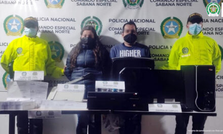 Capturan a dos personas por falsificar carnets de vacunación en Bogotá y Cundinamarca