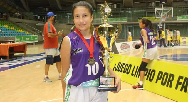 Emely, la soachuna campeona en el Baby Baloncesto 2022 de Medellín