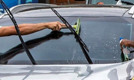 Mujer abre ventana del carro para darle una moneda y un limpiavidrios la atraca en Bogotá