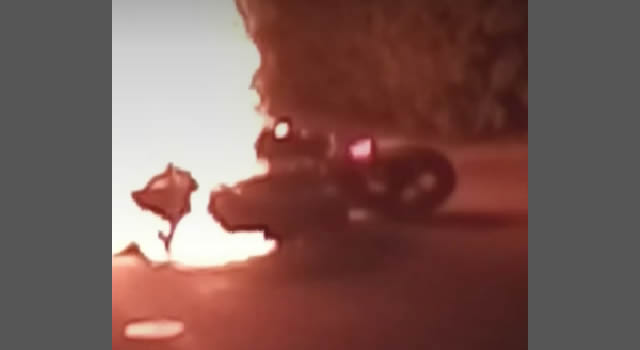 Justicia por mano propia en Bogotá, atrapan ladrones, los linchan y les queman la moto