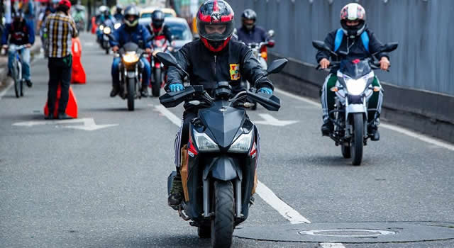 Prohíben parrillero en moto en Bogotá, la medida aplicará tres días a la semana