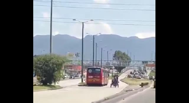 [VIDEO] Con bebé a bordo, mototaxista invadió carril de Transmilenio en Bogotá
