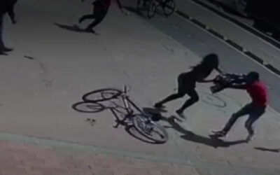 [VIDEO] Violenta reacción de mujer contra ladrón que la robó en Soacha