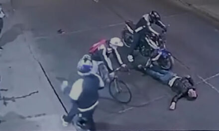 [VIDEO] Motociclistas atropellan a un peatón en Bosa, lo dejan mal herido y huyen