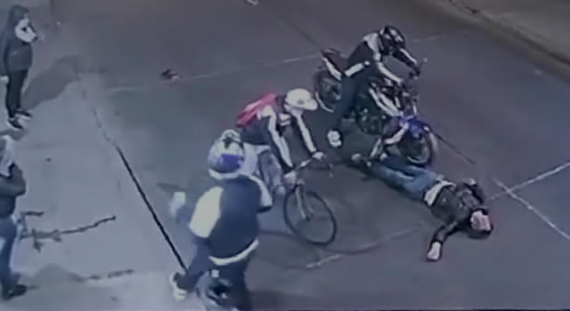 [VIDEO] Motociclistas atropellan a un peatón en Bosa, lo dejan mal herido y huyen