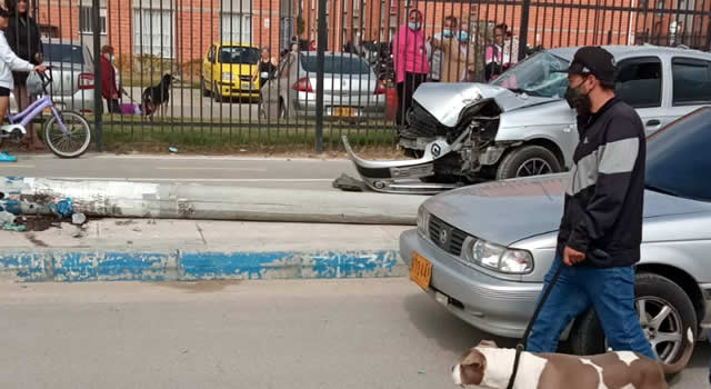 Automóvil tumbó un poste y atropelló una motocicleta en Soacha