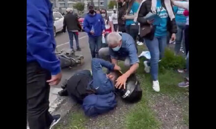 [VIDEO] Motociclista se estrelló por insultar a Enrique Peñalosa, pero el candidato lo auxilió