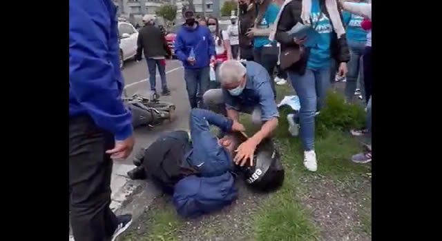 [VIDEO] Motociclista se estrelló por insultar a Enrique Peñalosa, pero el candidato lo auxilió