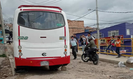 [VIDEO] El suplicio que deben pasar los transportadores por las pésimas vías de la comuna cuatro de Soacha