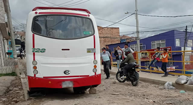 [VIDEO] El suplicio que deben pasar los transportadores por las pésimas vías de la comuna cuatro de Soacha