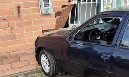 Conductor chocó su vehículo contra una casa en Soacha, por poco causa una tragedia