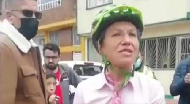 [VIDEO] Claudia López evade respuestas ante asedio de padres por falta de rutas escolares en Bogotá