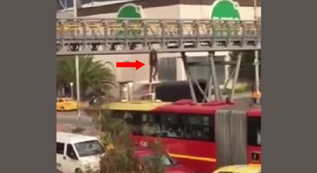 [VIDEO] Hombre se lanzó al techo de un Transmilenio desde un puente peatonal de Bogotá