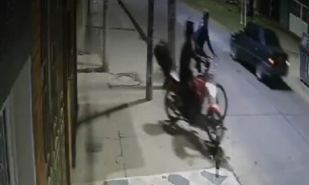 Tres venezolanos en bicicleta le robaron la moto a una pareja de esposos en Bogotá