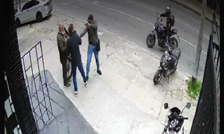 [VIDEO]  Atraco con arma de fuego en Bogotá, ladrón dispara a sus víctimas y huye en motocicleta