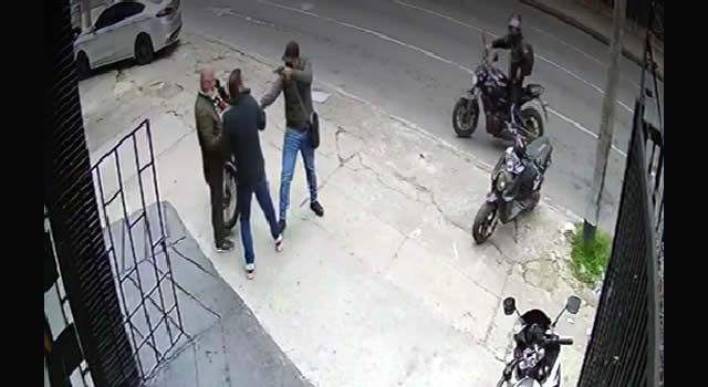 [VIDEO]  Atraco con arma de fuego en Bogotá, ladrón dispara a sus víctimas y huye en motocicleta