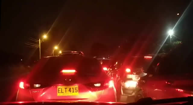 [VIDEO] Caos vehicular en la vía Indumil de Soacha, no hay autoridad