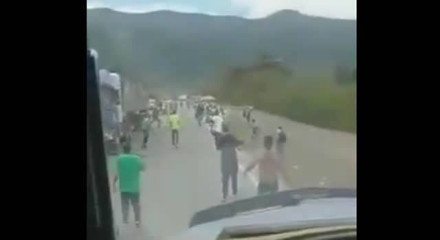 [VIDEO] Hinchas de Nacional protagonizaron peleas en plena vía Bogotá-Tunja