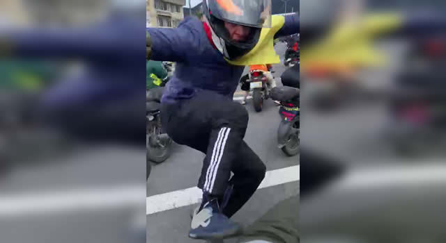 [VIDEO] Motociclista atacó a un policía durante protestas en Bogotá, ofrecen $10 millones de recompensa