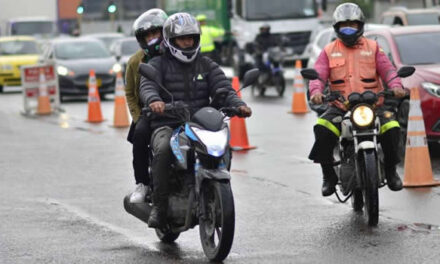 ¡Atención motociclistas de Bogotá! Así deben ir las placas en el casco