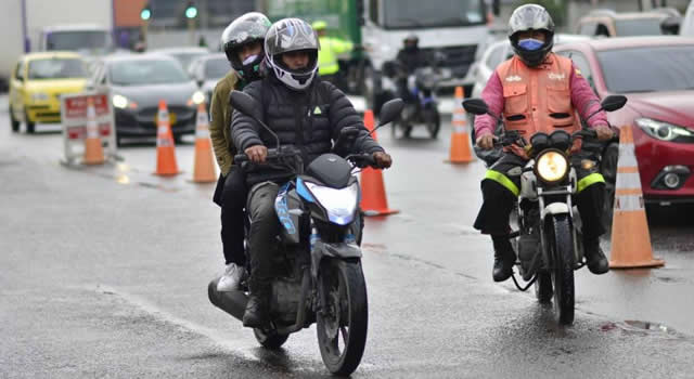 ¡Atención motociclistas de Bogotá! Así deben ir las placas en el casco