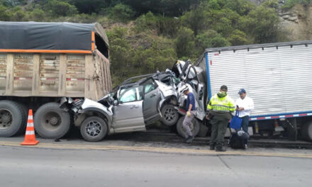 [VIDEO] Accidente en Cundinamarca, camioneta quedó aplastada entre una volqueta y un camión