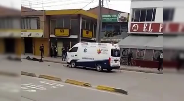 [VIDEO] ambulancia se pasó un semáforo en rojo y mató a un motociclista en Bogotá