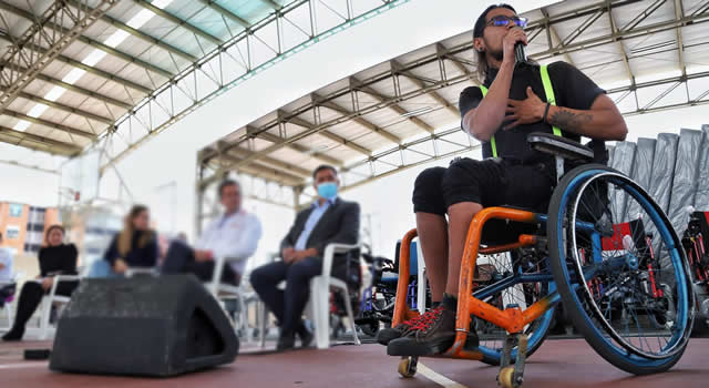 Entrega sillas de ruedas eléctricas y ayudas a personas con discapacidad en Soacha