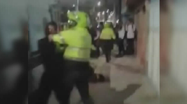 Batalla campal entre policías y estudiantes de un colegio de Bogotá