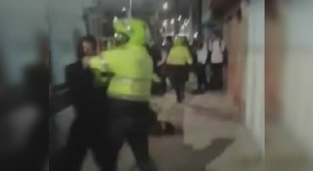 Batalla campal entre policías y estudiantes de un colegio de Bogotá