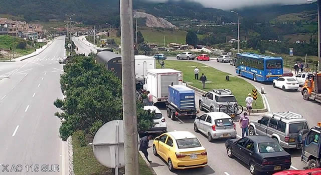 Cierran vía Bogotá-Villavicencio por volcamiento de vehículo con combustible