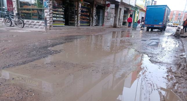 Graves afectaciones a las vías del barrio El Rosal de Soacha por mal estado del alcantarillado