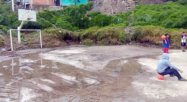 Barro y sedimentos cubren único escenario deportivo de los niños del Mirador de Corinto 3 en Soacha