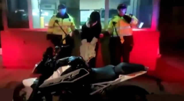 Mujer se robó una moto en Bogotá, pero su impericia la delató