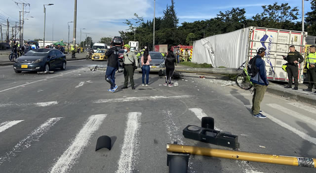 Un semáforo y dos vehículos dañados por caída de container en la avenida Ciudad de Cali, en Bogotá