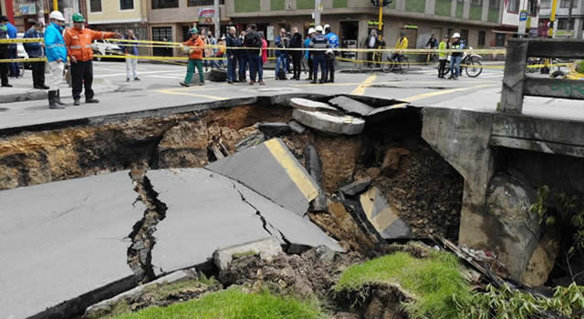 Se agrandó el cráter en el barrio Galán de Bogotá, la tierra se sigue hundiendo