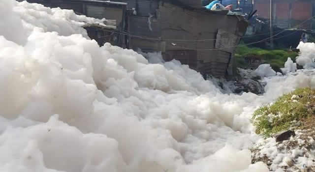 [VIDEO] Espuma tóxica en Soacha alcanzó cerca de cinco metros de altura