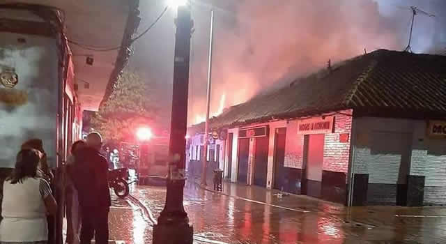 Fuerte incendio en Chía afecta al centro histórico