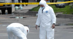 Dos personas fueron asesinadas en un bar de Bogotá y sus cuerpos sacados a la calle