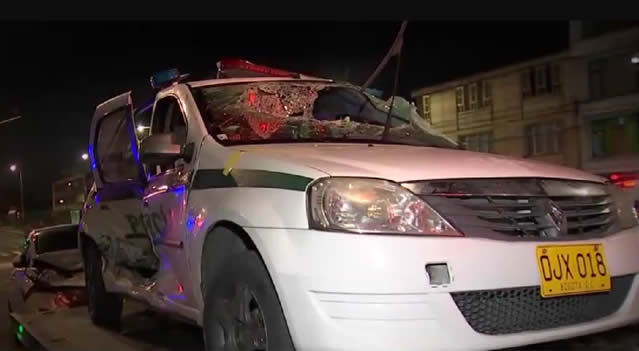 Fuerte choque entre una patrulla de la policía y un vehículo particular en Bogotá