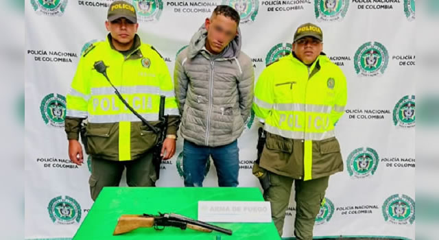 En Bogotá capturan reciclador que camuflaba una escopeta en su carreta