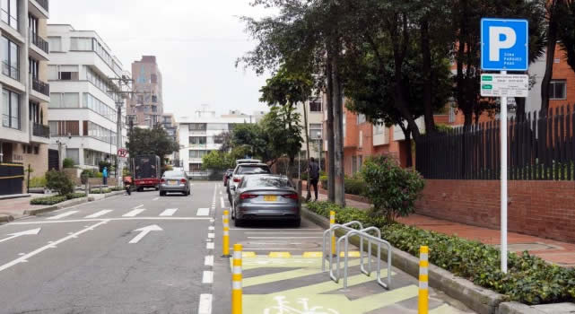 Modificación del parqueo en vía en Bogotá permitirá pagar por fracciones de 10 minutos