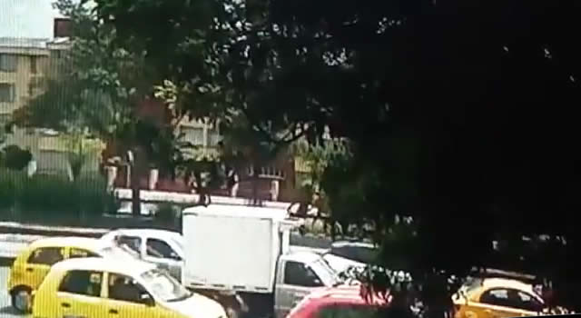 Por un choque, conductor de furgón pasó por encima de taxista y lo mató en Bogotá