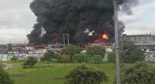 Incendio consumió empresa de reciclaje en el occidente de Bogotá