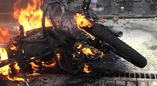 En Bogotá le quemaron la moto a presunto delincuente que se robó el computador de un vehículo