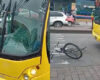 Ciclista se le atravesó a un bus de Transmilenio y causó un accidente que dejó cinco heridos